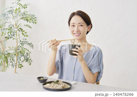 リビングでざるそばを食べる女性 140478266