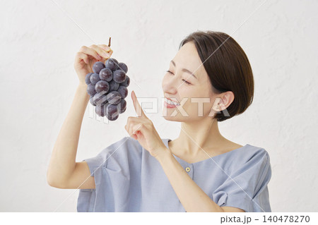 リビングで巨峰を食べる女性 リビングで巨峰を食べる女性 140478270