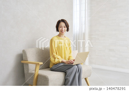 リビングでパソコンを使う女性 ポートレート カメラ目線 リビングでパソコンを使う女性 ポートレート カメラ目線 140478291