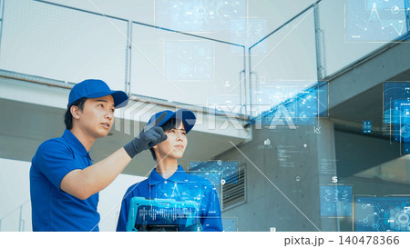 タブレットを使って建物を点検する作業員とデジタルテクノロジー 140478366