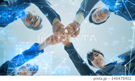 円陣を組むビジネスパーソンのグループとデジタルテクノロジー 円陣を組むビジネスパーソンのグループとデジタルテクノロジー 140478402