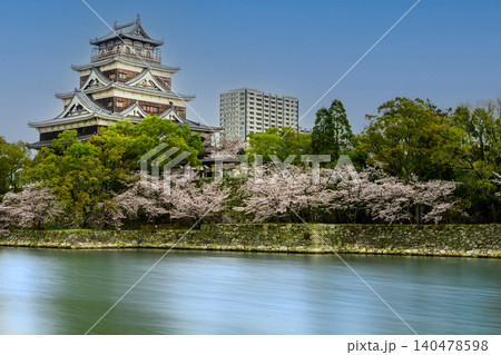 春満開の広島城 天守閣と満開の桜 水面の長時間露光 春満開の広島城 天守閣と満開の桜 水面の長時間露光 140478598