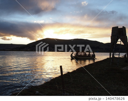 夕暮れ時のチチカカ湖とウロス島の伝統的なトトラ舟(ペルー) 夕暮れ時のチチカカ湖とウロス島の伝統的なトトラ舟(ペルー) 140478626