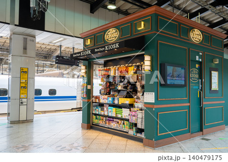新幹線ホームの売店(JR東京駅) 新幹線ホームの売店(JR東京駅) 140479175