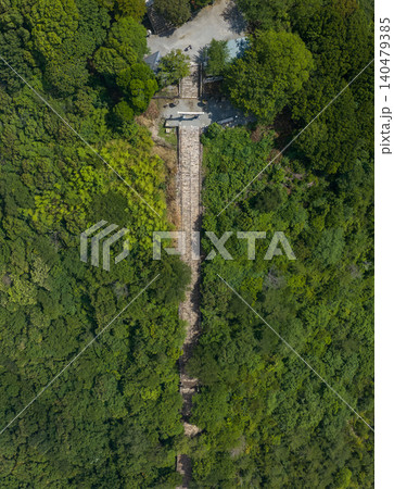 高屋神社へ続く長い石段を真上から捉えた空撮 140479385