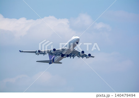 海外へ向けて離陸を始めたジャンボジェット 海外へ向けて離陸を始めたジャンボジェット 140479494
