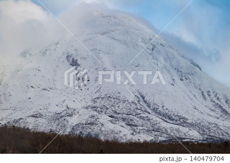 知床から望む雪化粧した羅臼岳 知床から望む雪化粧した羅臼岳 140479704