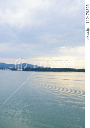 縦構図で捉えた光芒と湖面の静寂が美しい自然風景写真素材 縦構図で捉えた光芒と湖面の静寂が美しい自然風景写真素材 140479896