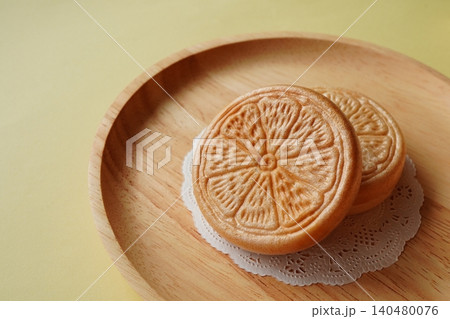 みかんを模した可愛らしい最中和菓子のクローズアップ写真素材 みかんを模した可愛らしい最中和菓子のクローズアップ写真素材 140480076