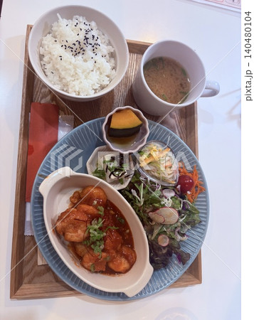 カフェで食べるエビチリ定食のランチ 140480104