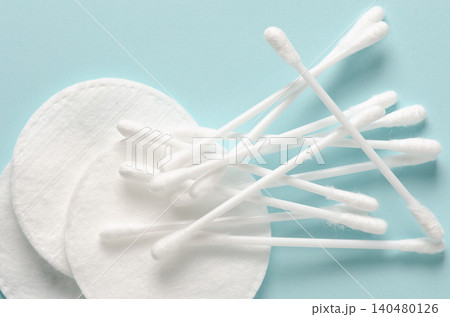 Cotton swabs and cotton pads for hygiene. Blue background. Copy space Cotton swabs and cotton pads for hygiene. Blue background. Copy space 140480126