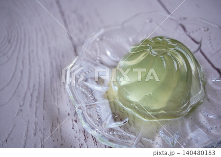 透明感のある抹茶ゼリーとガラス皿の和スイーツ写真素材 透明感のある抹茶ゼリーとガラス皿の和スイーツ写真素材 140480183