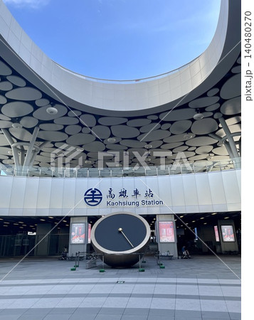 青空に映える高雄駅のユニークなデザイン 青空に映える高雄駅のユニークなデザイン 140480270