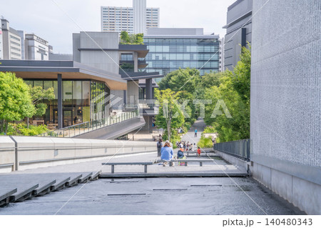 グリーンスプリングスのカスケード（水景）と憩う人々【東京都立川市緑町】 140480343