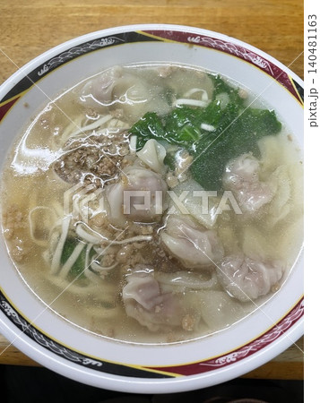 台湾のローカルグルメ・具だくさんな伝統的ワンタン麺 台湾のローカルグルメ・具だくさんな伝統的ワンタン麺 140481163
