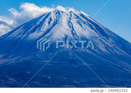 山梨県南巨摩郡身延町 本栖湖からの富士山 山梨県南巨摩郡身延町 本栖湖からの富士山 140481352