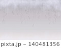 透明な雫が滴る幻想的な背景 テキストスペース付き雨イメージ素材 140481356