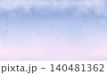 透明な雫が滴る幻想的な背景 テキストスペース付き雨イメージ素材 140481362