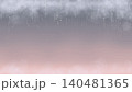 透明な雫が滴る幻想的な背景 テキストスペース付き雨イメージ素材 140481365