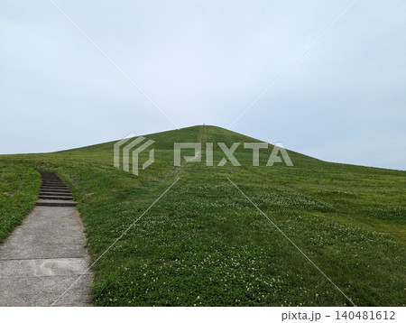 なだらかな緑の丘と頂上へ続く遊歩道の風景 なだらかな緑の丘と頂上へ続く遊歩道の風景 140481612