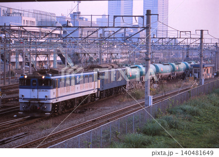 新鶴見信号所を出発する貨物列車 新鶴見信号所を出発する貨物列車 140481649