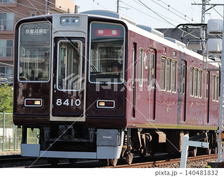 阪急京都線を走行する阪急8300系(8310F)特急・京都河原町ゆき 阪急京都線を走行する阪急8300系(8310F)特急・京都河原町ゆき 140481832