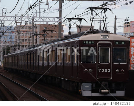 阪急7300系(7323F)　普通┃大阪梅田　上新庄駅 140482155