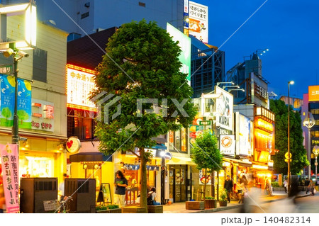 東京・JR吉祥寺駅前の飲食店とハモニカ横丁 140482314