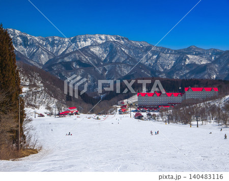 北アルプスを望む白馬コルチナスキー場の春景色 (長野県、小谷村) 北アルプスを望む白馬コルチナスキー場の春景色 (長野県、小谷村) 140483116