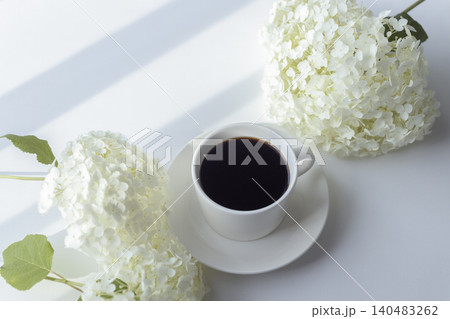 アナベルとブラックコーヒーのある穏やかな朝 アナベルとブラックコーヒーのある穏やかな朝 140483262