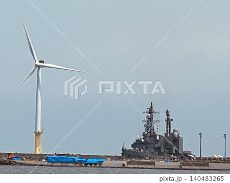 港に停泊する艦船と風力発電風車 港に停泊する艦船と風力発電風車 140483265