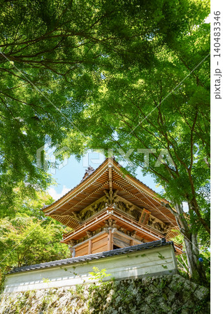 輝く新緑の中、見事な山門がそびえ立つ。岡山県真庭市「花の山寺・普門寺」 輝く新緑の中、見事な山門がそびえ立つ。岡山県真庭市「花の山寺・普門寺」 140483346