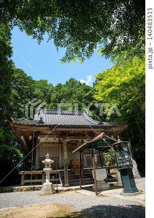 輝く新緑の中のお寺様。岡山県真庭市「花の山寺・普門寺」 輝く新緑の中のお寺様。岡山県真庭市「花の山寺・普門寺」 140483515