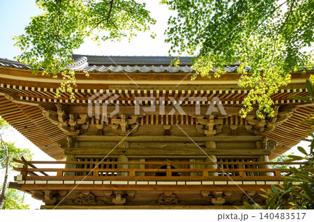 輝く新緑の中、見事な山門がそびえ立つ。岡山県真庭市「花の山寺・普門寺」 輝く新緑の中、見事な山門がそびえ立つ。岡山県真庭市「花の山寺・普門寺」 140483517