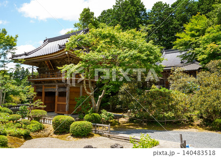 輝く新緑のある庭園に見事な山門がそびえ立つ。岡山県真庭市「花の山寺・普門寺」 輝く新緑のある庭園に見事な山門がそびえ立つ。岡山県真庭市「花の山寺・普門寺」 140483518