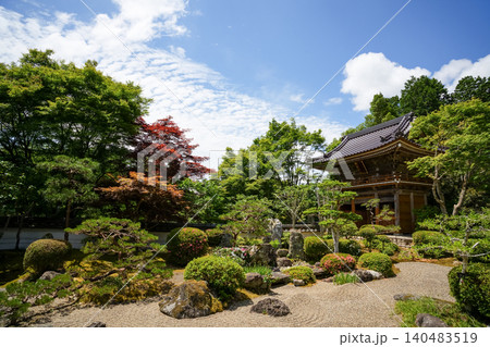 輝く新緑のある庭園に見事な山門がそびえ立つ。岡山県真庭市「花の山寺・普門寺」 輝く新緑のある庭園に見事な山門がそびえ立つ。岡山県真庭市「花の山寺・普門寺」 140483519