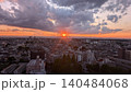 武蔵野市から望む奥多摩の山並みとドラマチックな夕焼け（雲取山方面に沈む夕日と街並み） 140484068
