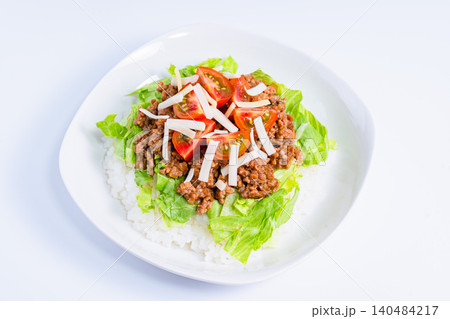 タコライス レタスとトマトをのせたチーズ入り沖縄料理の写真 140484217
