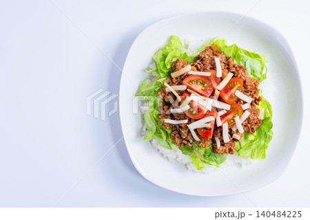 タコライス レタスとトマトをのせたチーズ入り沖縄料理の写真 タコライス レタスとトマトをのせたチーズ入り沖縄料理の写真 140484225