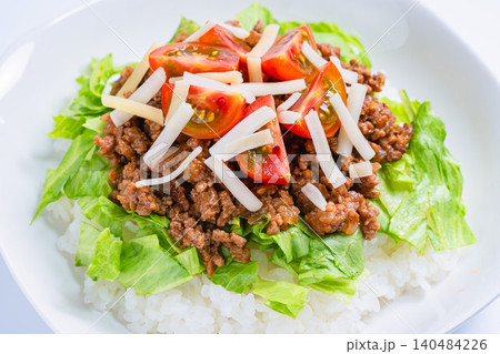タコライス レタスとトマトをのせたチーズ入り沖縄料理の写真 タコライス レタスとトマトをのせたチーズ入り沖縄料理の写真 140484226
