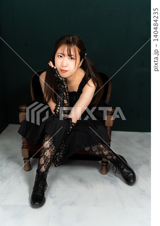 ゴスロリ衣装の女性 140484235