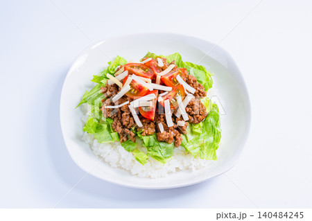 タコライス レタスとトマトをのせたチーズ入り沖縄料理の写真 140484245
