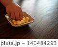 お菓子を食べる赤ちゃんのイメージ写真 140484293