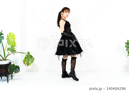 ゴスロリ衣装の女性 140484296