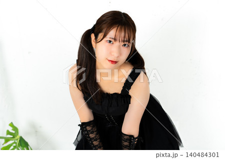 ゴスロリ衣装の女性 ゴスロリ衣装の女性 140484301