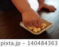 おやつを食べる赤ちゃんの手元 140484363