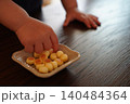 おやつを掴む赤ちゃんの手元 140484364