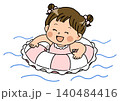 ピンクの浮き輪で水遊びをするにっこり笑顔の女の子 140484416