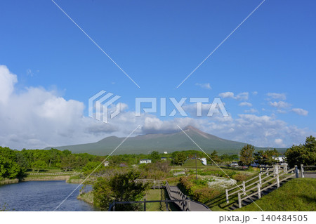 北海道道南の絶景　鹿部町ひょうたん沼公園から望む北海道駒ヶ岳 140484505