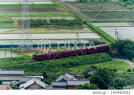 山の上から見下ろす田園風景と養老鉄道エンジ色の車両 山の上から見下ろす田園風景と養老鉄道エンジ色の車両 140484561